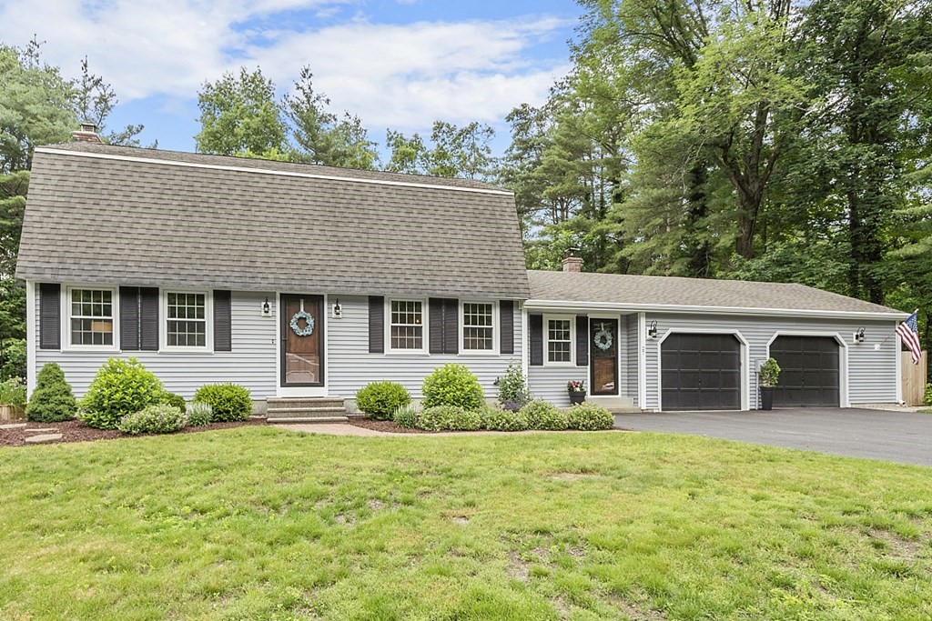 27 Tanglewood Road Sterling, MA 01564 - Photo 1 of 38 a front view of a house with garden