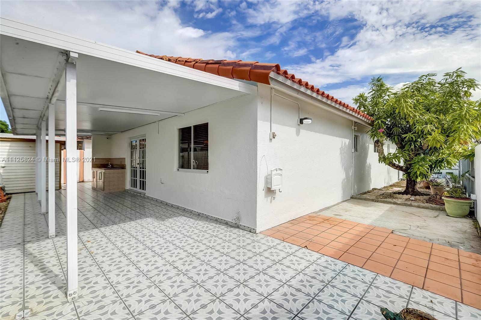 6858 West 30th Lane Hialeah, FL 33018 - Photo 35 of 37 a entryway view with a backyard space