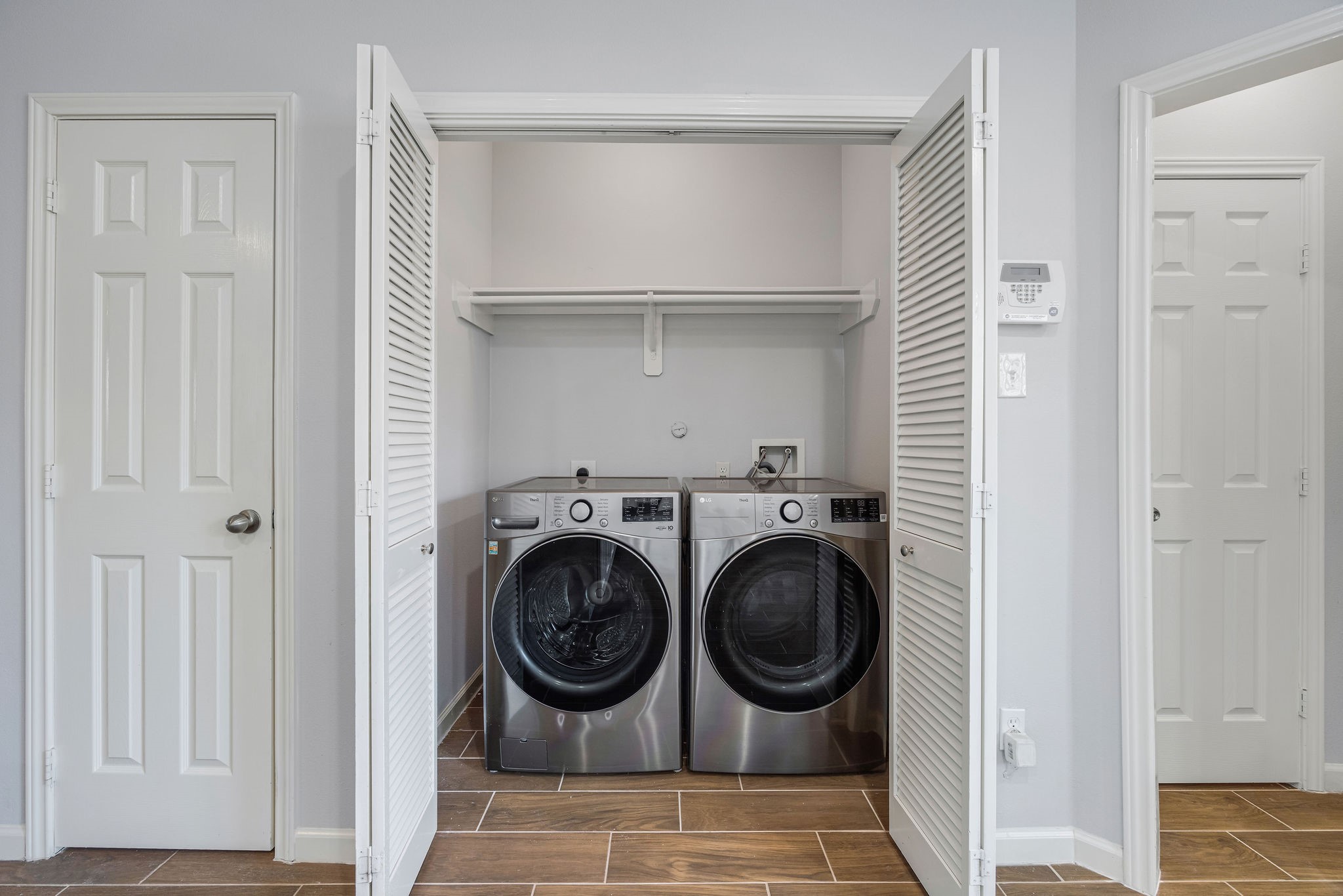 8018 Grow Lane Houston, TX 77040 - Photo 9 of 20 In unit full size washer & dryer included!