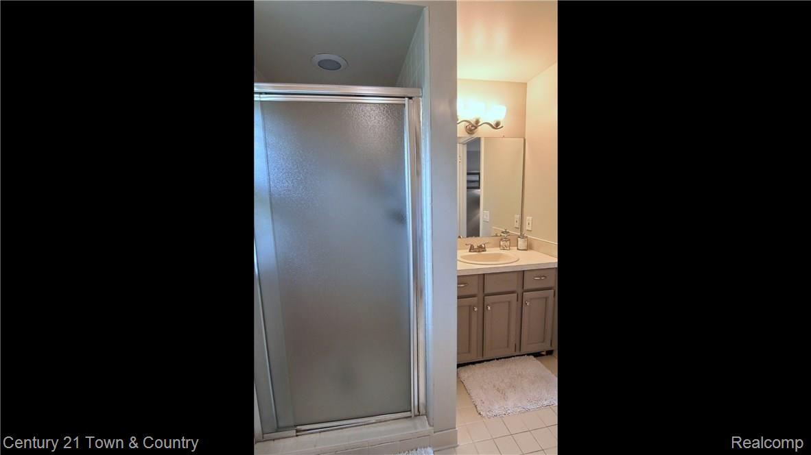1339 Royal Crescent Street Rochester, MI 48306 - Photo 24 of 29 Master_Bathroom.jpg