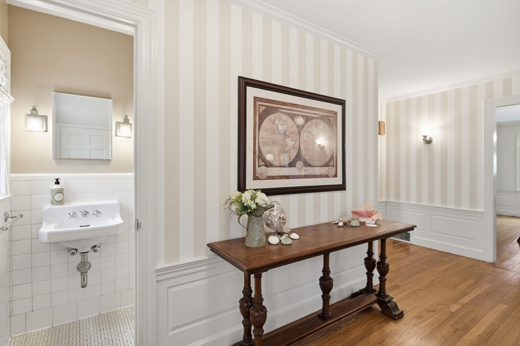 324 Farmington Road Longmeadow, MA 01106 - Photo 3 of 42