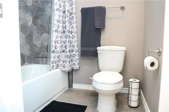 a bathroom with a toilet and a bathtub