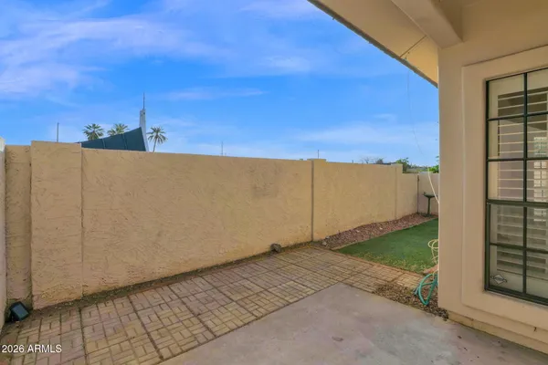 a view of a backyard