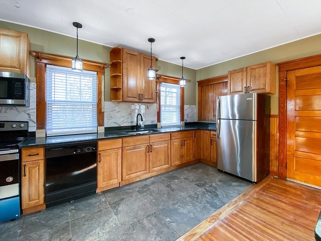 170 Berkshire Street Springfield, MA 01151 - Photo 5 of 41