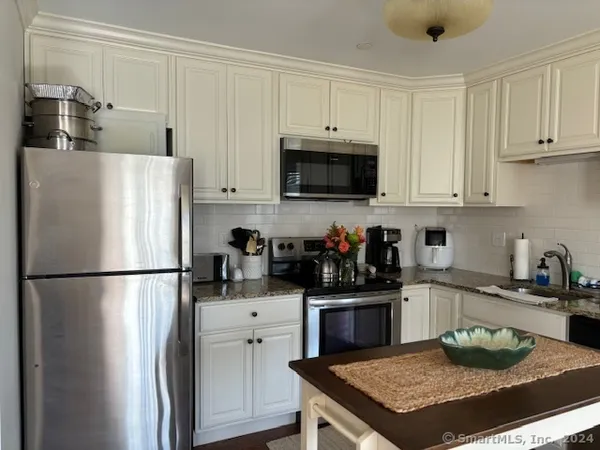 $1,900 | 67 West Main Street, Unit 323, Clinton, CT 06413