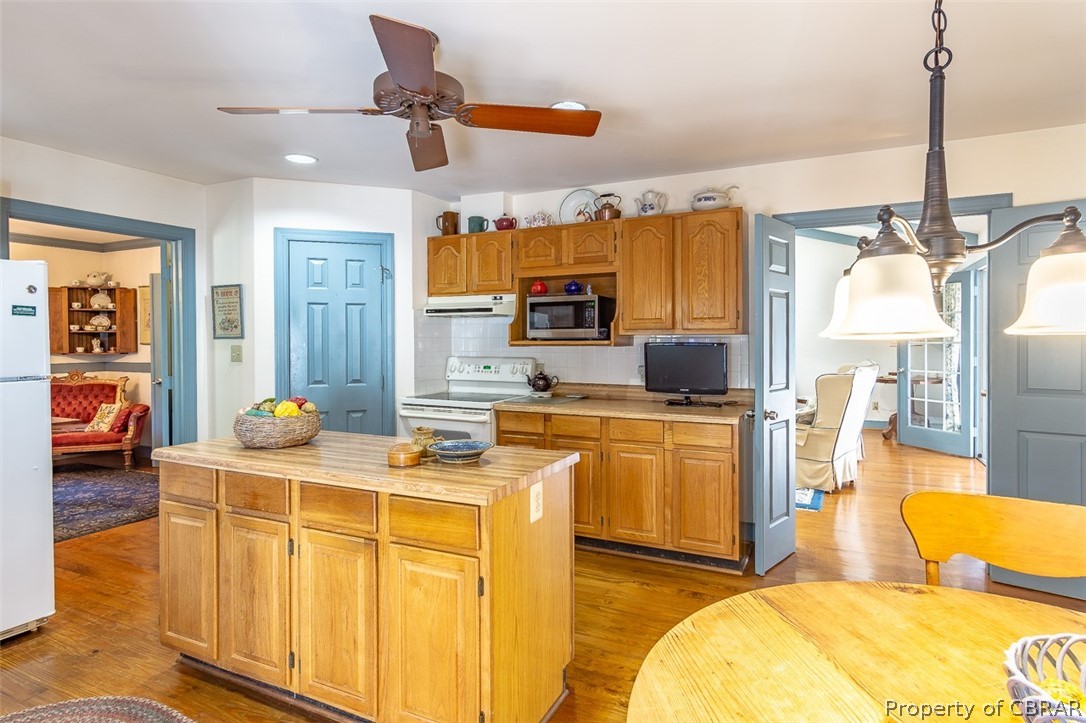 437 Taskmaker Lane Reedville, VA 22539 - Photo 23 of 38 Large entrances to give you that open feeling. Nice pantry, too.