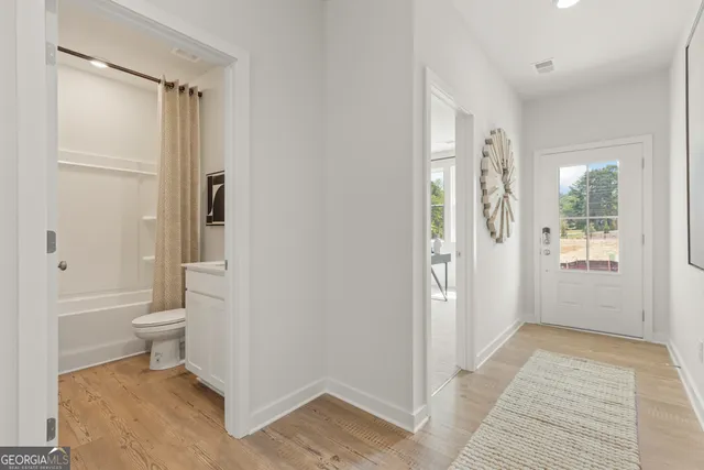 a view of entryway with livingroom