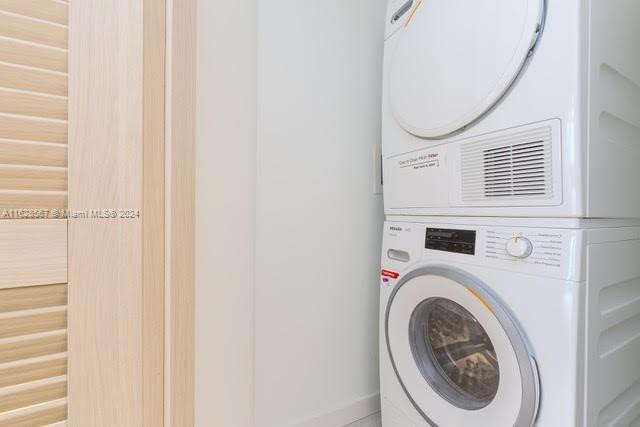 1000 Brickell Plaza, Unit 4015 Miami, FL 33131 - Photo 17 of 29 a utility room with dryer and washer