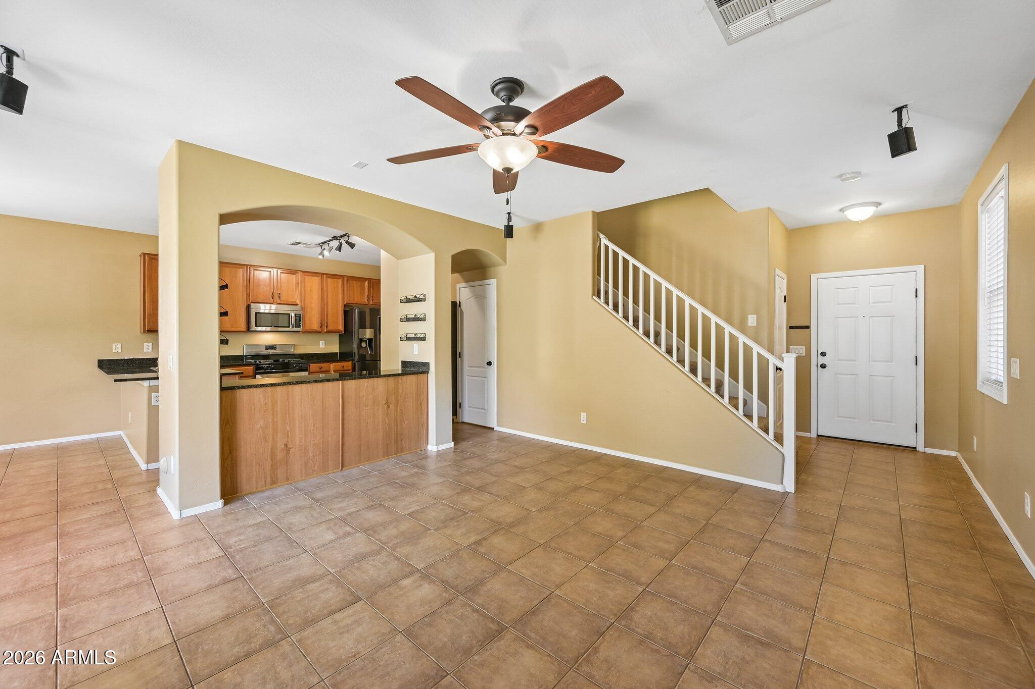 2330 East Pecan Road Phoenix, AZ 85040 - Photo 3 of 30 Living room