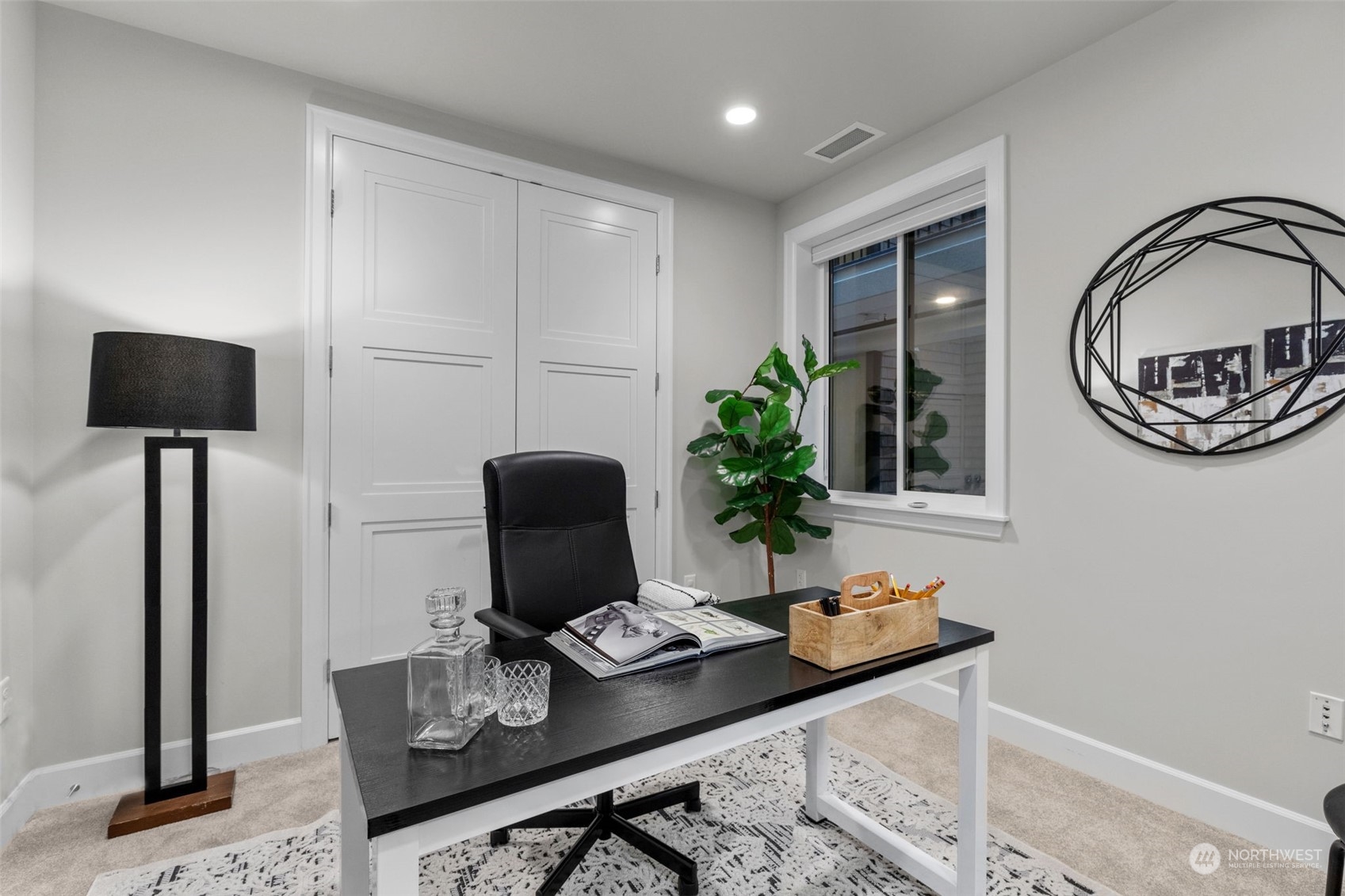 4907 Main Street, Unit 508 Tacoma, WA 98407 - Photo 19 of 40 a workspace with furniture and window