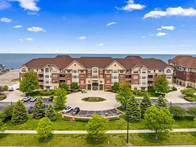$470,000 | 4100 South Lake Drive, Unit 118, St. Francis, WI 53235