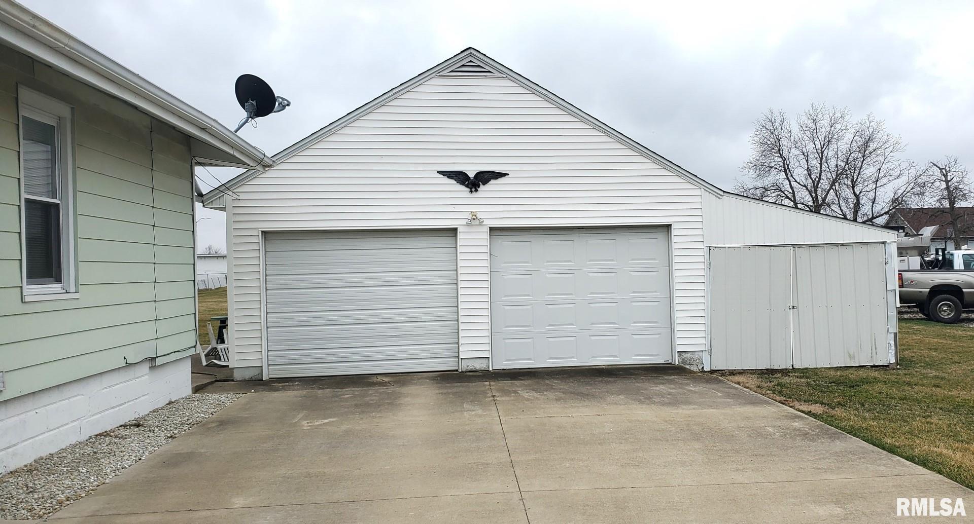 50 East Alder Road Canton, IL 61520 - Photo 3 of 37