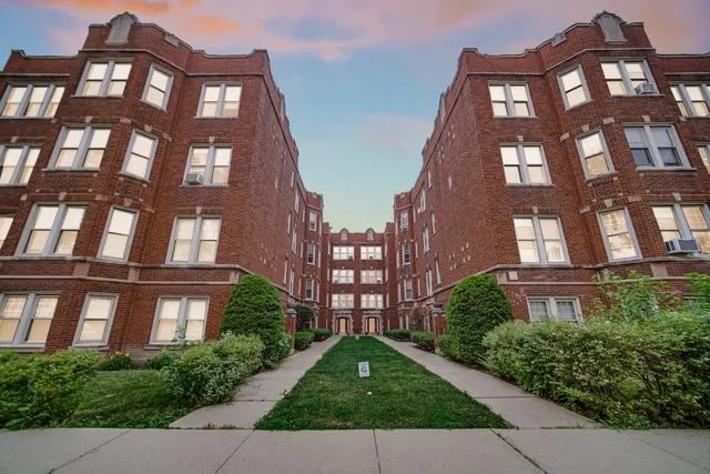 $185,000 | 4834 West Henderson Street, Unit 1B, Chicago, IL 60641