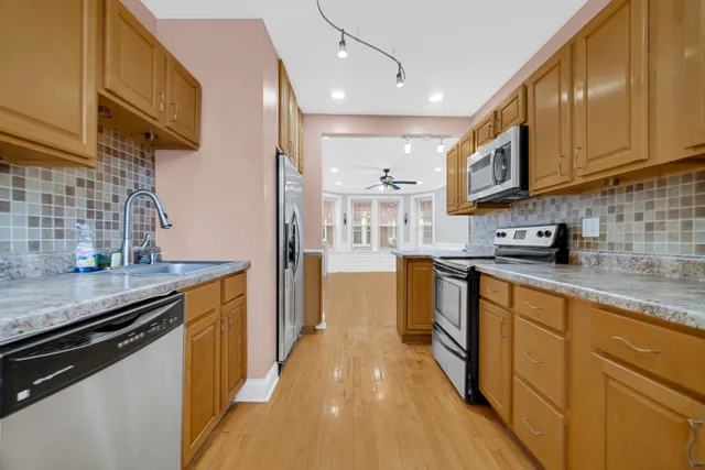 $185,000 | 4834 West Henderson Street, Unit 1B, Chicago, IL 60641