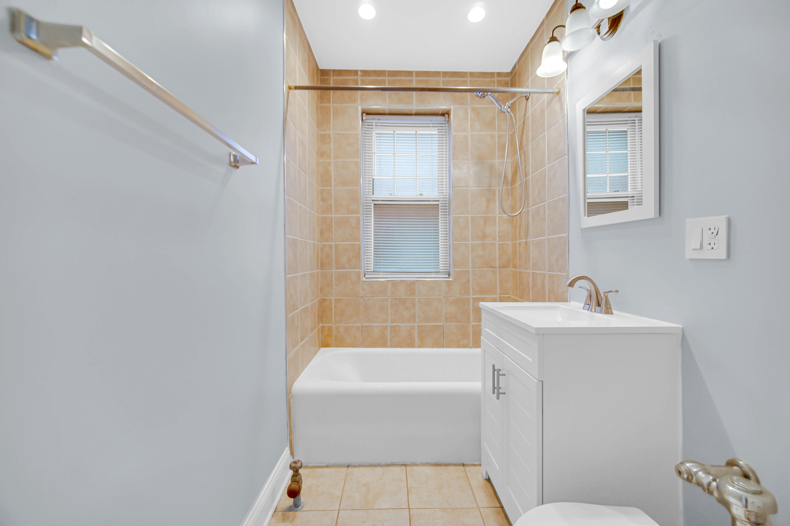 4834 West Henderson Street, Unit 1B Chicago, IL 60641 - Photo 9 of 18