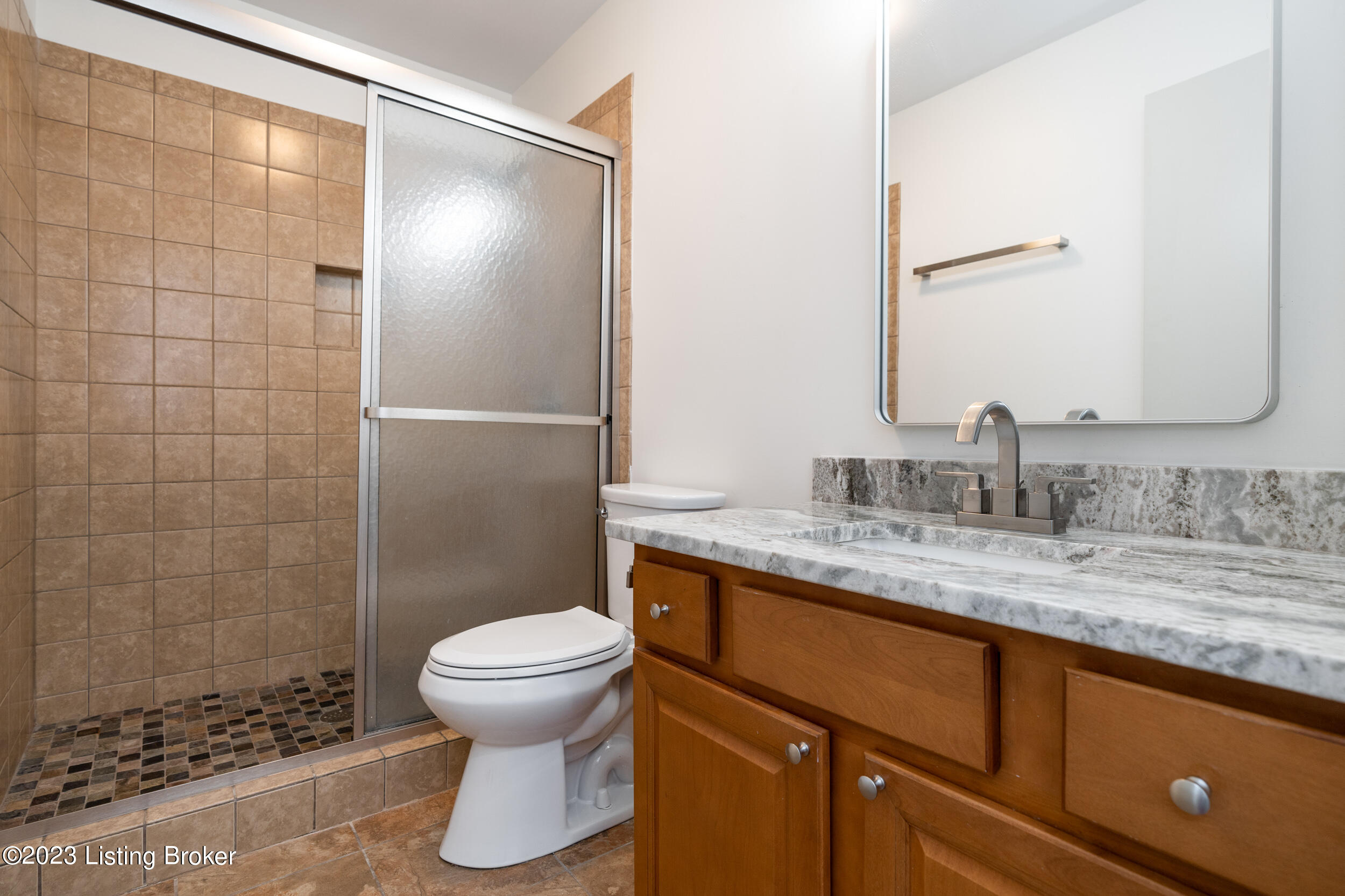 2101 Cardinal Harbour Road Prospect, KY 40059 - Photo 30 of 69 1st floor Full Bath