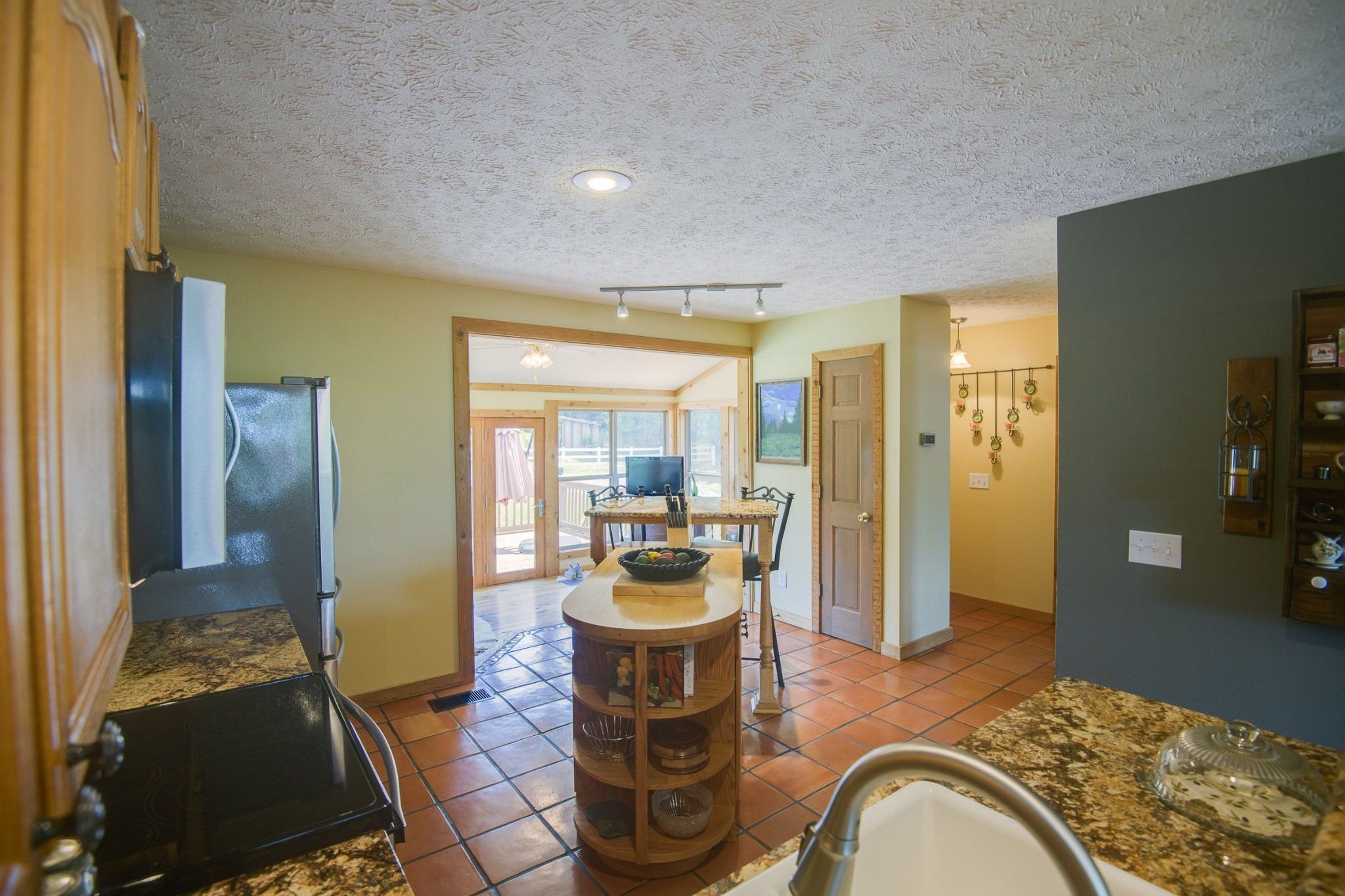 649 Lock 5 Road Lebanon, TN 37087 - Photo 27 of 65 a room with furniture and a potted plant