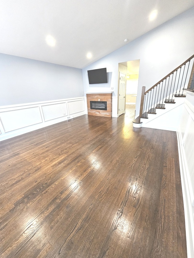 14926 Kenton Avenue Midlothian, IL 60445 - Photo 4 of 20 a view of a livingroom with wooden floor