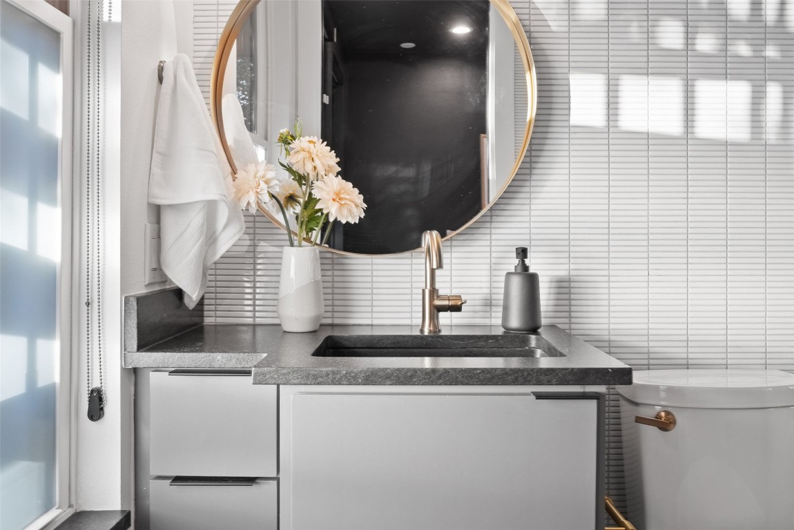 2209 Rae Dell Avenue Austin, TX 78704 - Photo 17 of 33 a close view of light fixtures