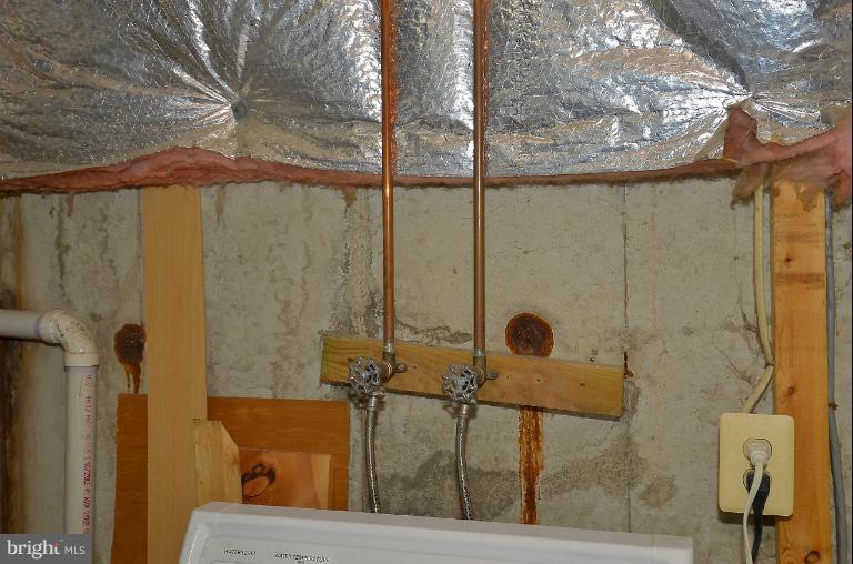 1688 Oaktree Court Reston, VA 20194 - Photo 21 of 23 a bathroom with a bathtub and shower