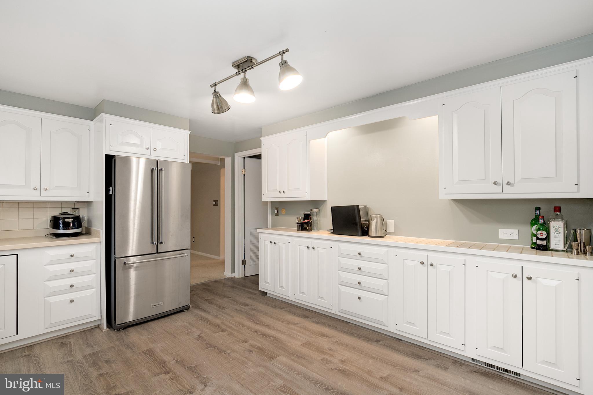 8208 Jeb Stuart Road Potomac, MD 20854 - Photo 7 of 32 Updated kitchen