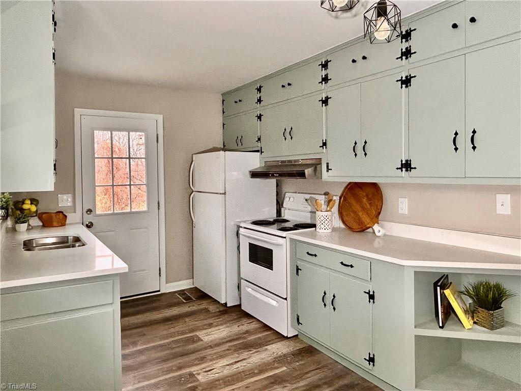 5026 Harvey Road Jamestown, NC 27282 - Photo 3 of 36