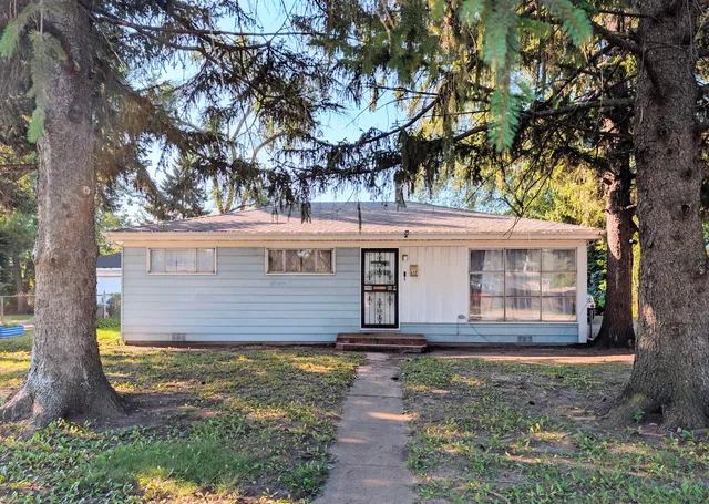 a view of a house with a yard