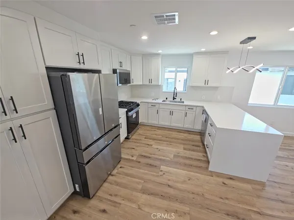 $3,900 | 7331 Vanalden Avenue, Reseda, CA 91335