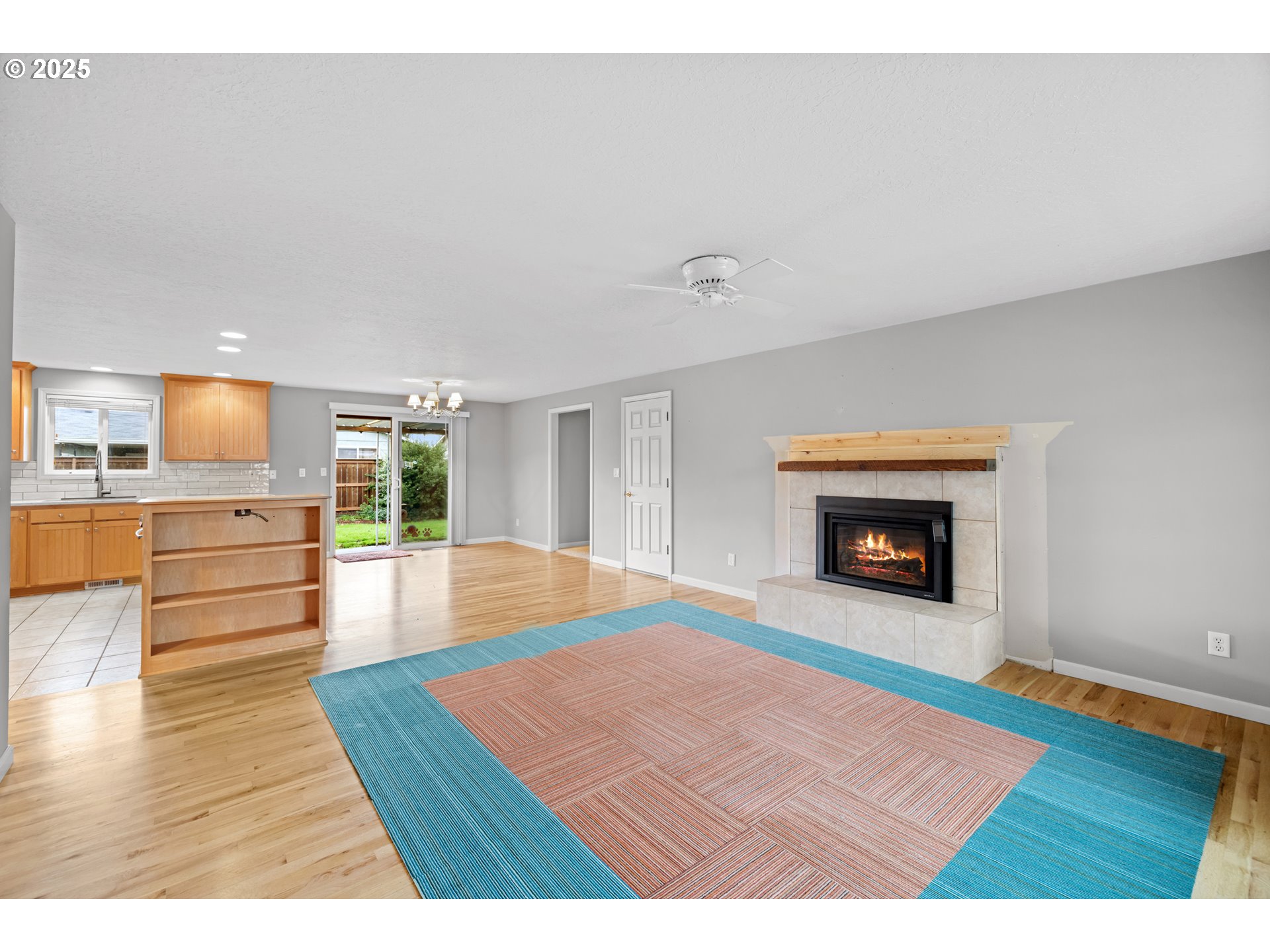 1538 Umpqua Road Woodburn, OR 97071 - Photo 2 of 41 Living Room/Entrance