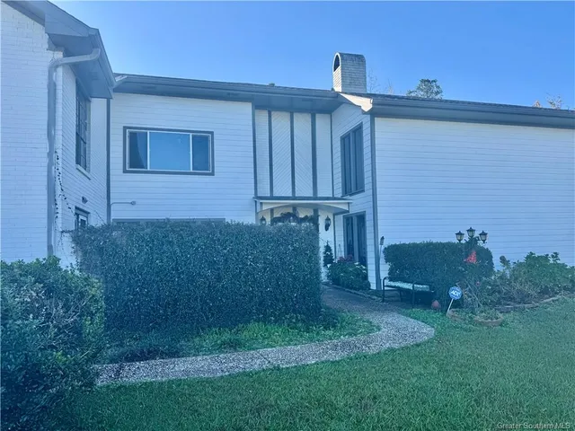 $610,000 | 141 West Park Manor Drive, Moss Bluff, LA 70611