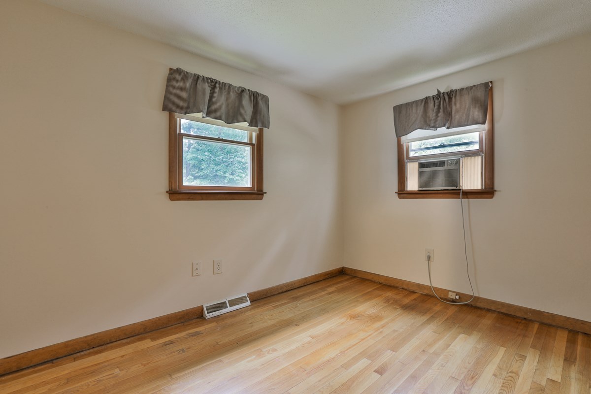 916 Mammoth Road Pelham, NH 03076 - Photo 14 of 26