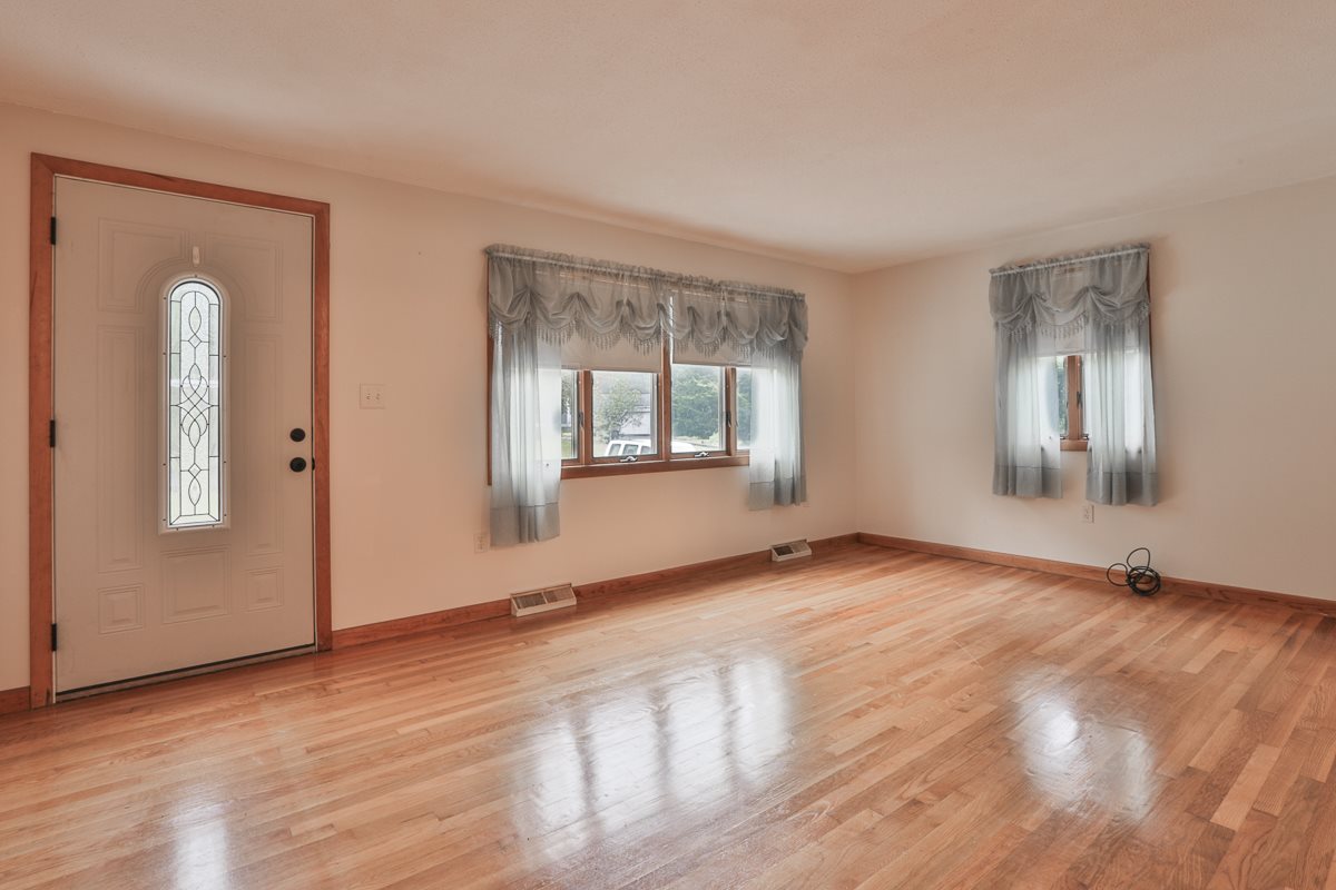 916 Mammoth Road Pelham, NH 03076 - Photo 8 of 26