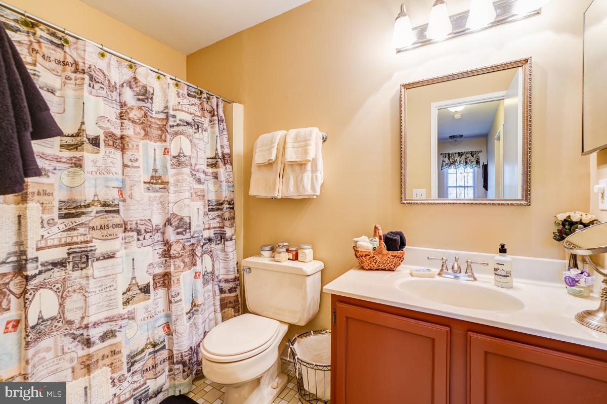 11343 Headlands Court Reston, VA 20191 - Photo 26 of 34 Full bath on upper level