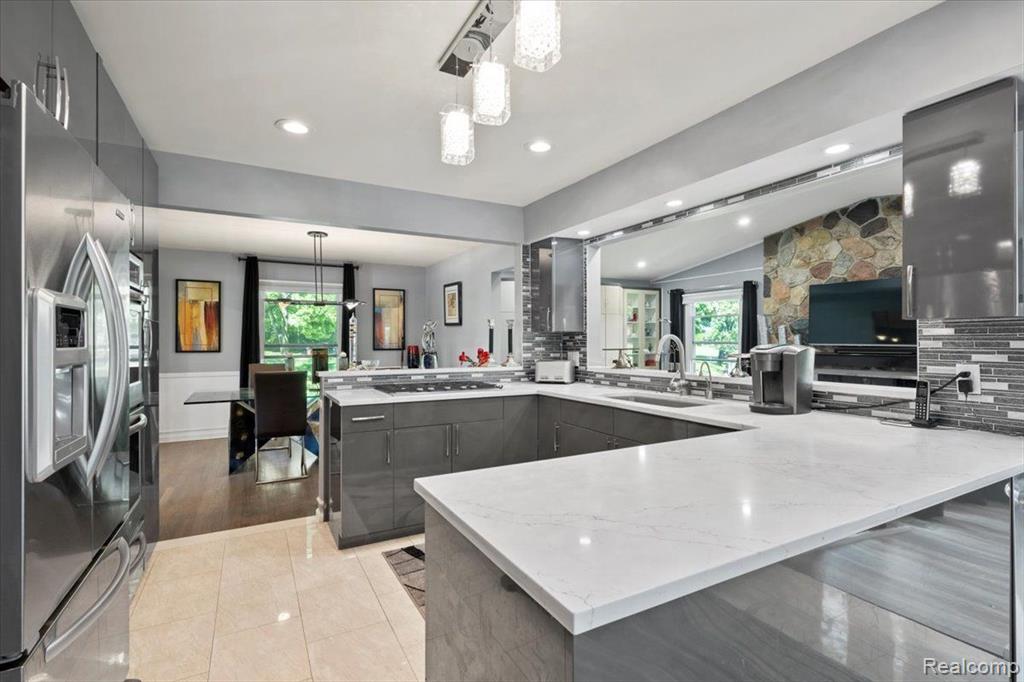 33482 Old Timber Road Farmington Hills, MI 48331 - Photo 5 of 40