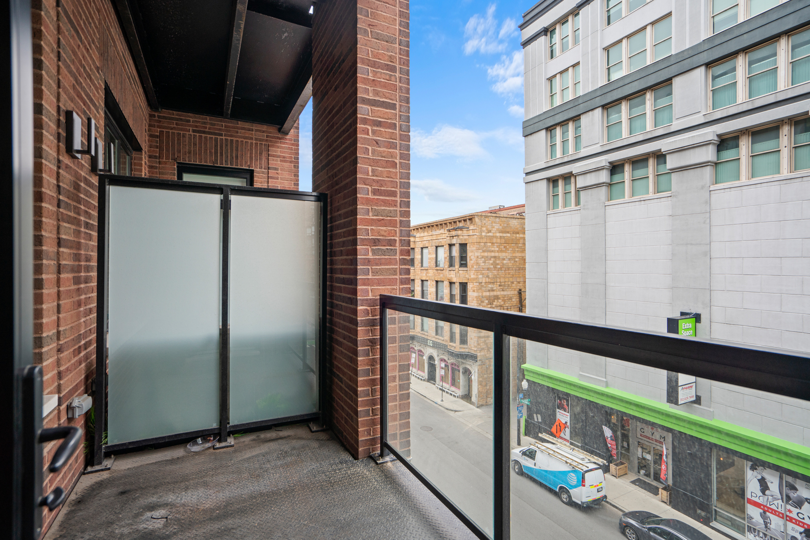 313 South Racine Avenue, Unit 4B Chicago, IL 60607 - Photo 14 of 33 a view of a street with a building