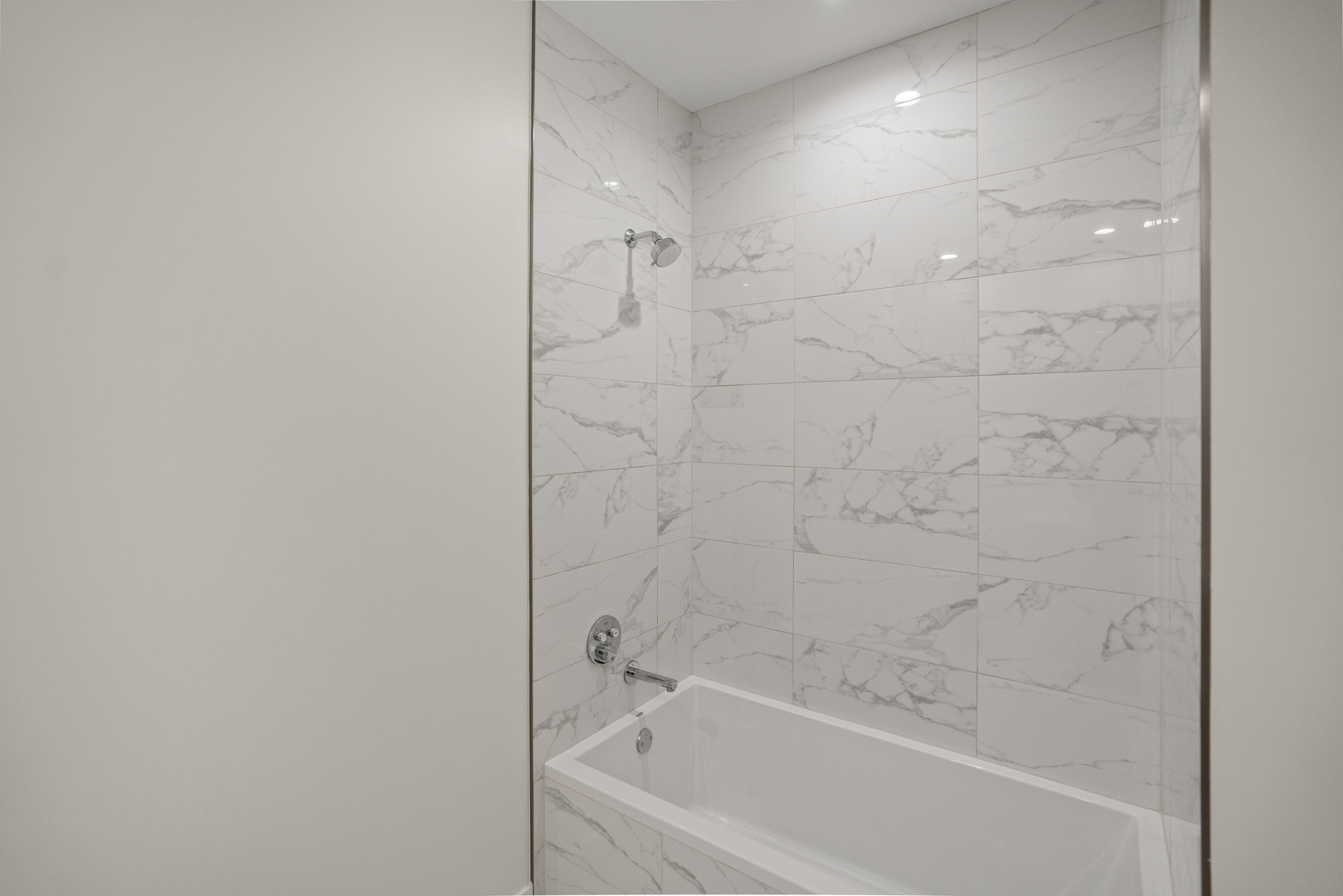 313 South Racine Avenue, Unit 4B Chicago, IL 60607 - Photo 26 of 33 a bathroom with a bathtub