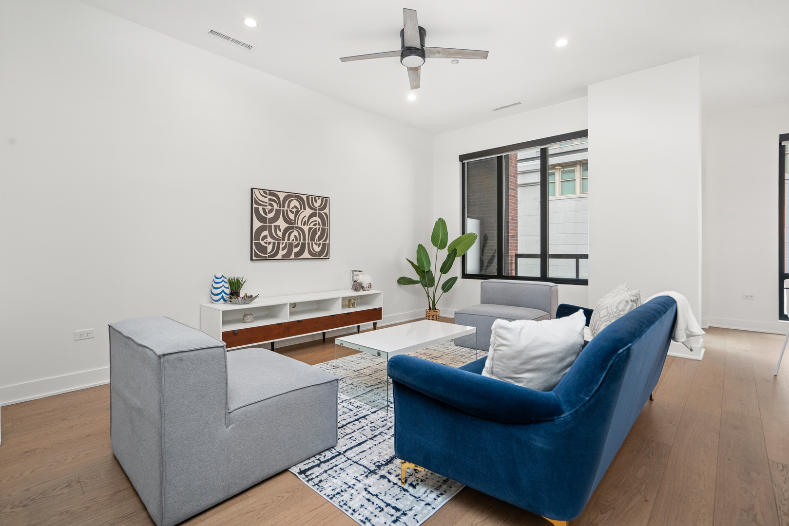 313 South Racine Avenue, Unit 4B Chicago, IL 60607 - Photo 8 of 33 a living room with furniture and a potted plant