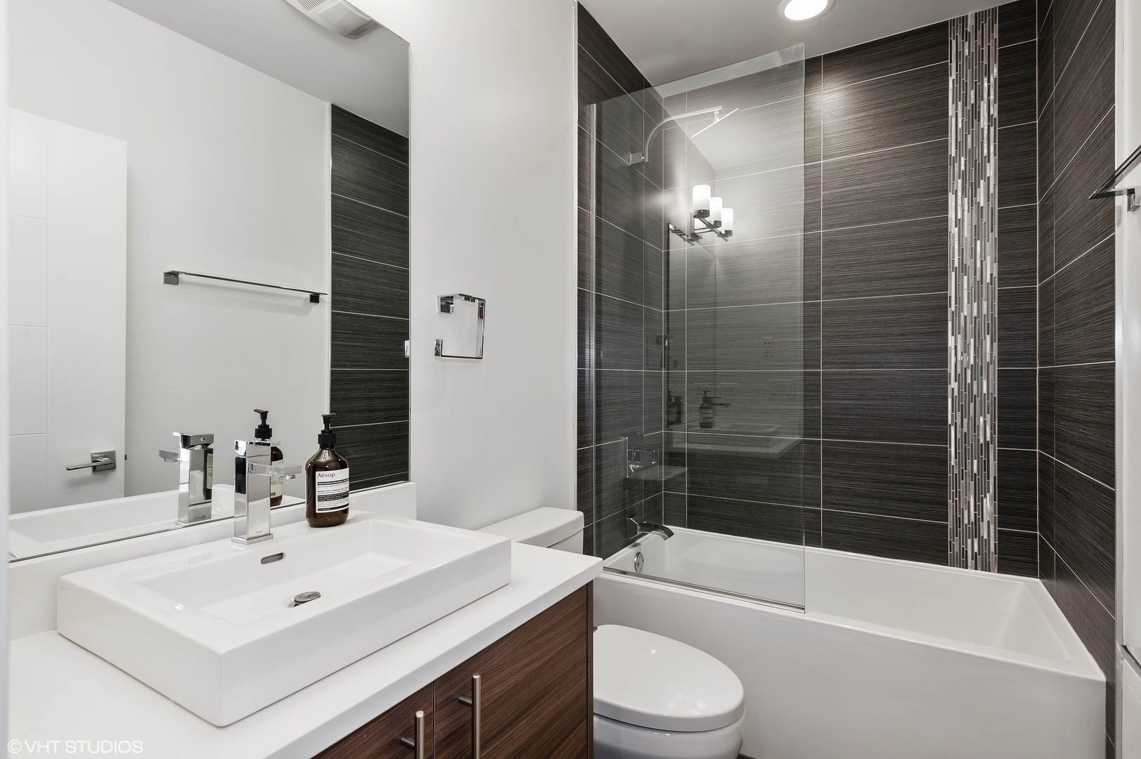 1522 West Huron Street, Unit 2W Chicago, IL 60642 - Photo 14 of 17