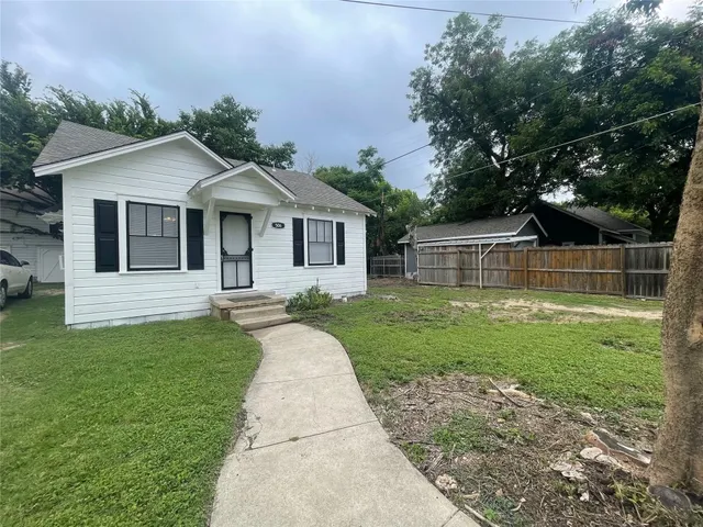 $1,200 | 506 West 11th Street, Taylor, TX 76574