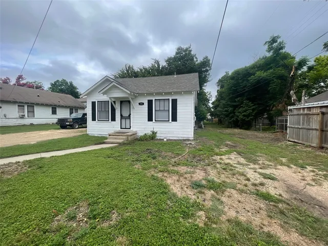 $1,200 | 506 West 11th Street, Taylor, TX 76574