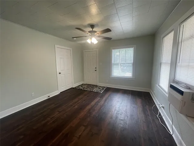 $1,200 | 506 West 11th Street, Taylor, TX 76574