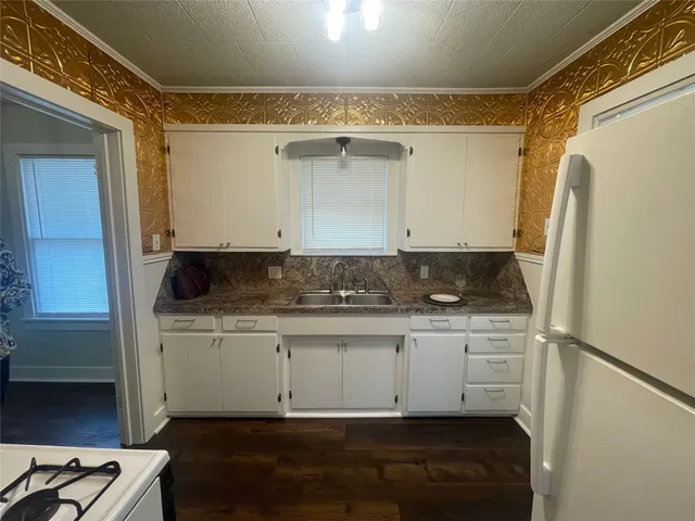 $1,200 | 506 West 11th Street, Taylor, TX 76574