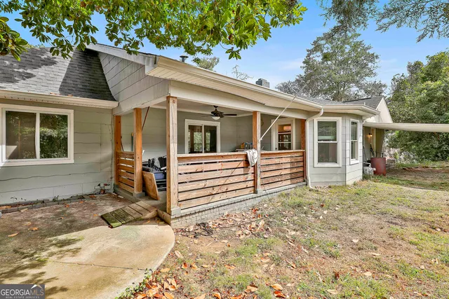 a view of a house with a yard
