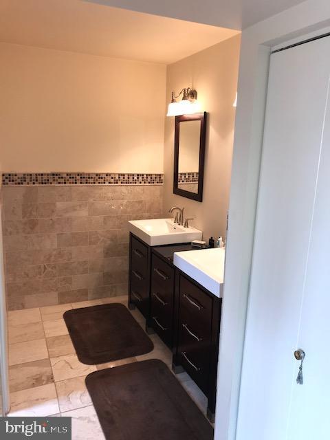 5 Ingham Way New Hope, PA 18938 - Photo 22 of 42 Master bath.