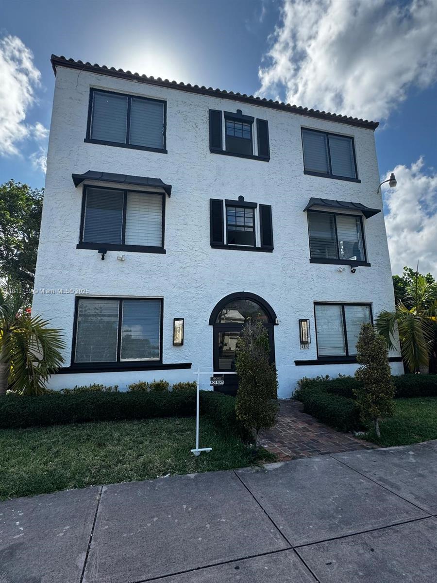 444 Ponce De Leon Boulevard, Unit 6 Coral Gables, FL 33134 - Photo 5 of 22 a front view of a house with garden