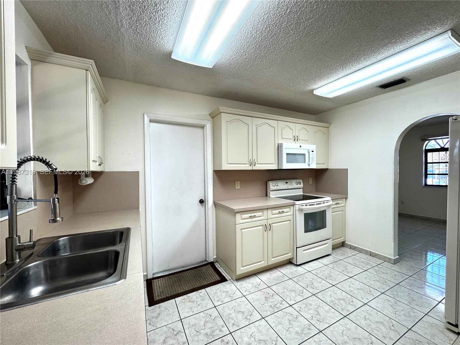 2835 Southwest 108th Place Miami, FL 33165 - Photo 11 of 30