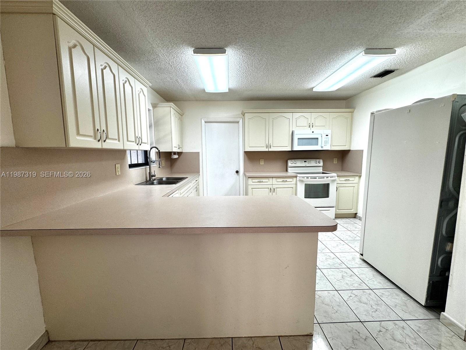 2835 Southwest 108th Place Miami, FL 33165 - Photo 7 of 30