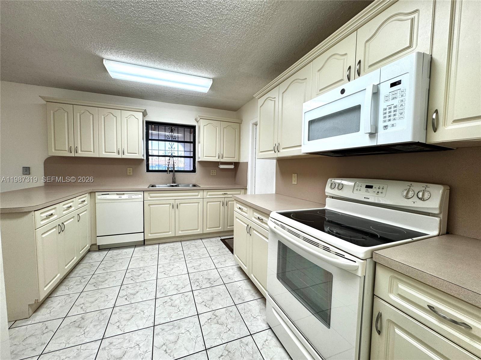 2835 Southwest 108th Place Miami, FL 33165 - Photo 8 of 30