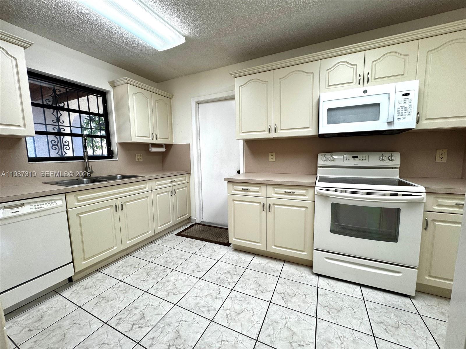2835 Southwest 108th Place Miami, FL 33165 - Photo 10 of 30