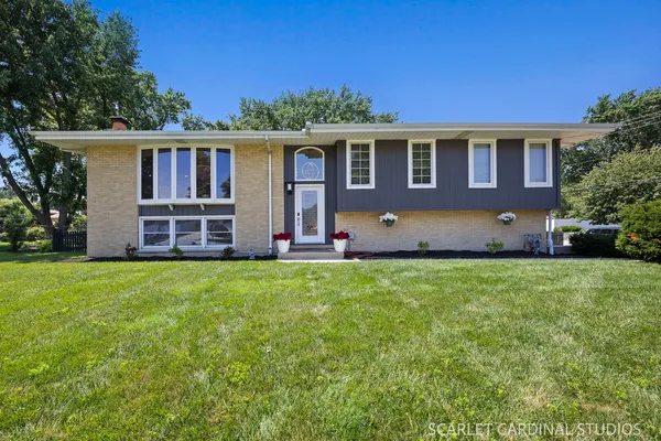 $455,000 | 560 Lincoln Street, Roselle, IL 60172